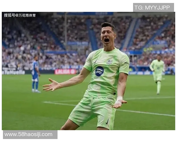 莱万在欧冠赛场火力全开10场12球领跑射手榜争金靴在望